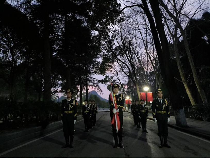 开学第一课│露点直播
组织开展“向国旗敬礼”升国旗仪式